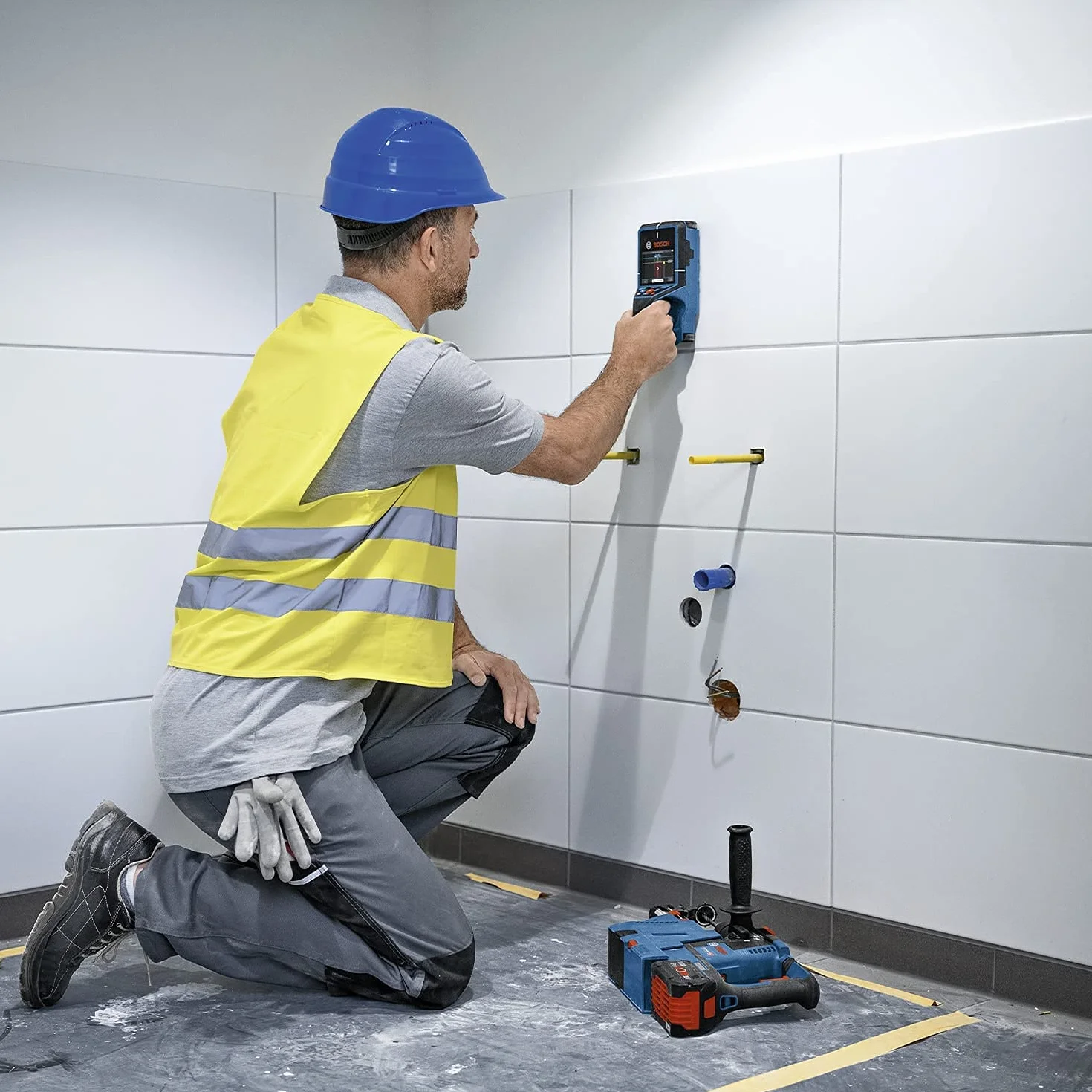 Bosch Professional system 12V: detektor D-tect 200 C (1 akumulator GBA 12V 2.0Ah, detekcja przewodów pod napięciem i nie pod napięciem, walizka L-BOXX)
