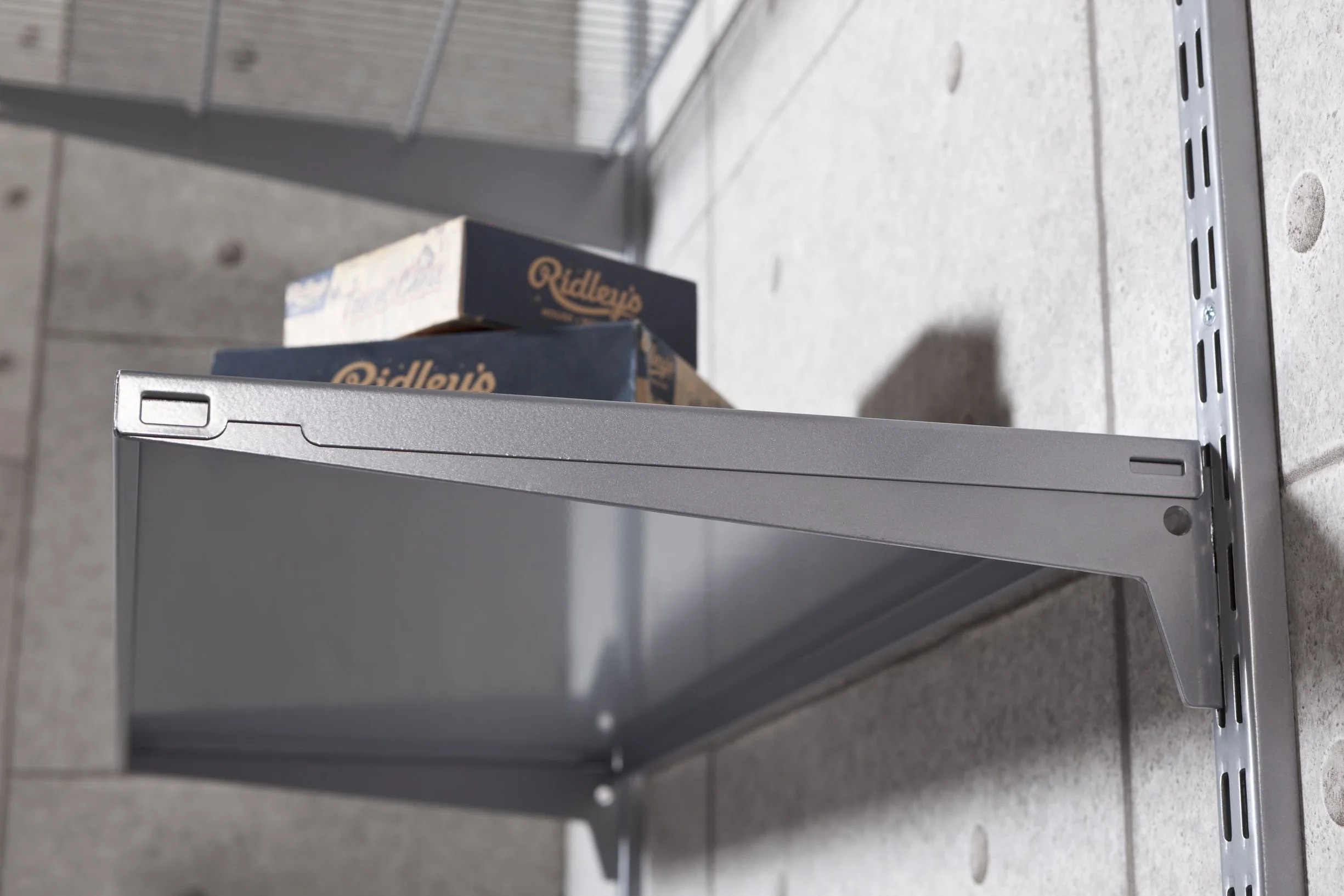 Półka stalowa do samodzielnego montażu – półka do szyny ściennej i wspornika regału Pro – 800 x 300 mm, stal, białe aluminium, 2 szt.